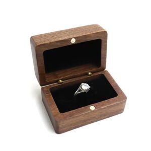 OLIVIE Dřevěná krabička na prsten OŘECH 7531