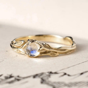 OLIVIE Stříbrný prsten MĚSÍČNÍ KÁMEN 7753 Veľkosť prsteňov: 9 (EÚ: 59 – 61) Ag 925; ≤2,2 g.