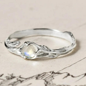 OLIVIE Stříbrný prsten MĚSÍČNÍ KÁMEN 7755 Veľkosť prsteňov: 9 (EÚ: 59 – 61) Ag 925; ≤2,2 g.