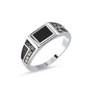 OLIVIE Pánsky strieborný prsteň MARKAZIT 8206 Veľkosť prsteňov: 8 (EÚ: 57 – 58) Ag 925; ≤4,8 g.